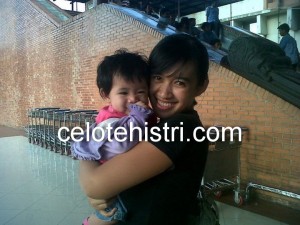 Avi dan Ibu di Bandara Soekarno Hatta-Jakarta